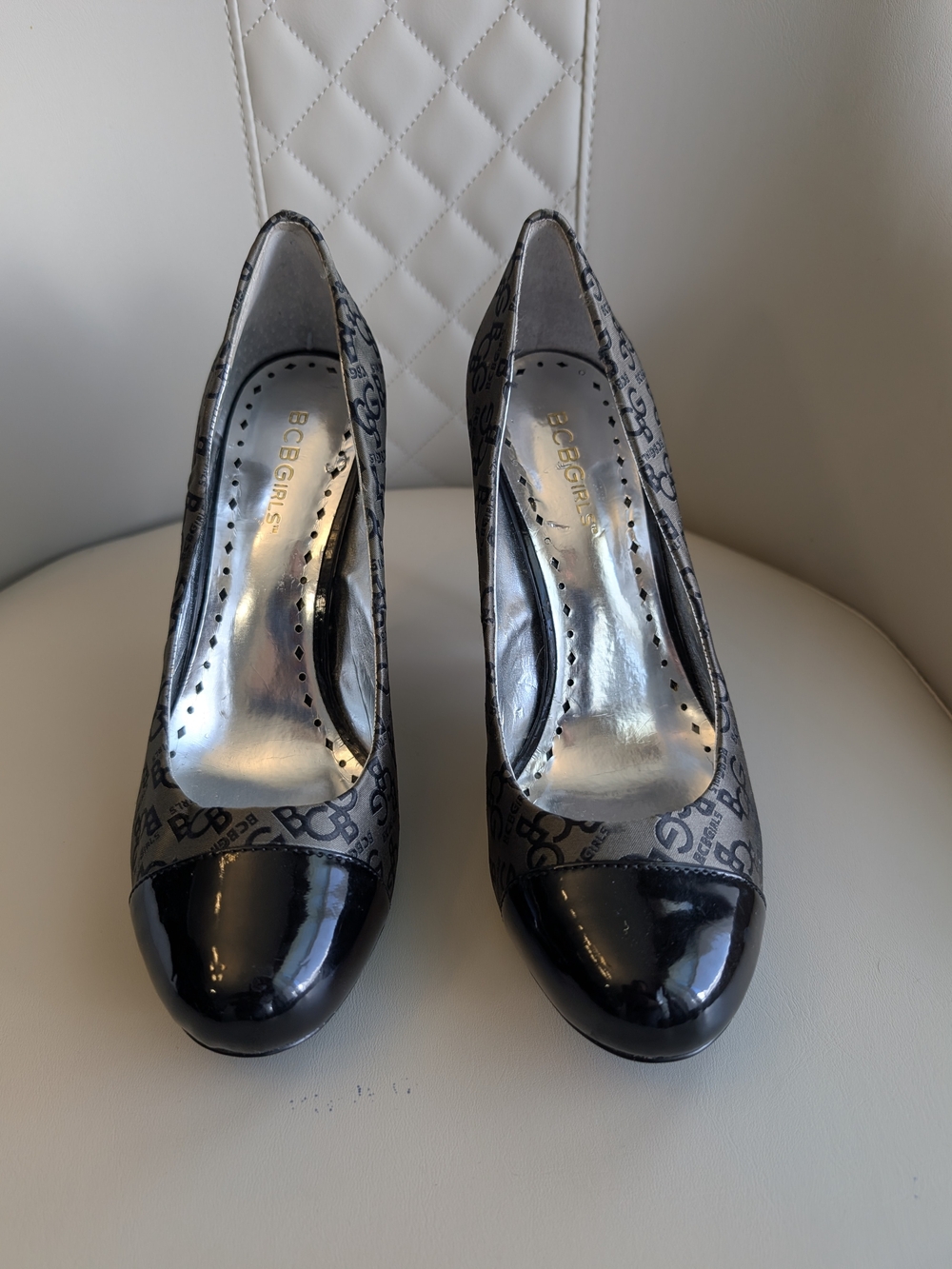 BCBGeneration Black Logo Cap-Toe Heels Sz 7.5